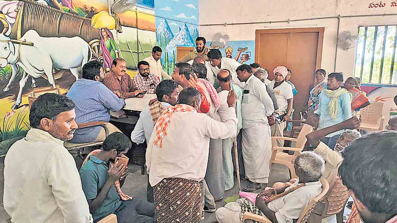 గన్నీ బ్యాగుల కొరతపై రైతుల ఫైర్‌