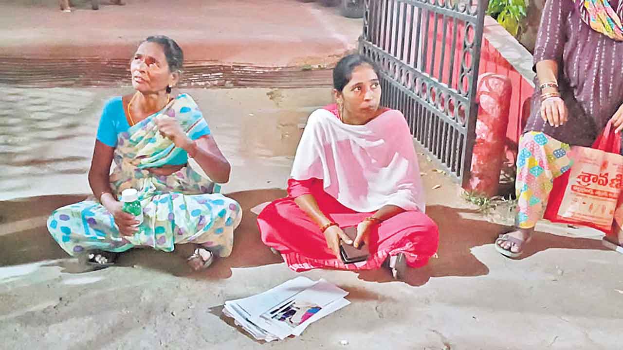 కుమారుడు గెంటేశాడని ధర్నా