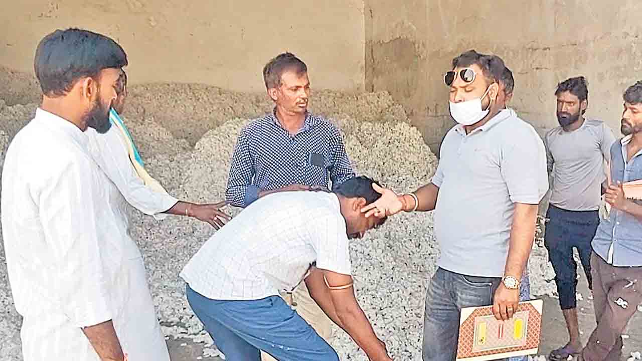 బాంచెన్‌.. మీ కాల్మొక్తా.. పత్తి కొనండి సారూ!