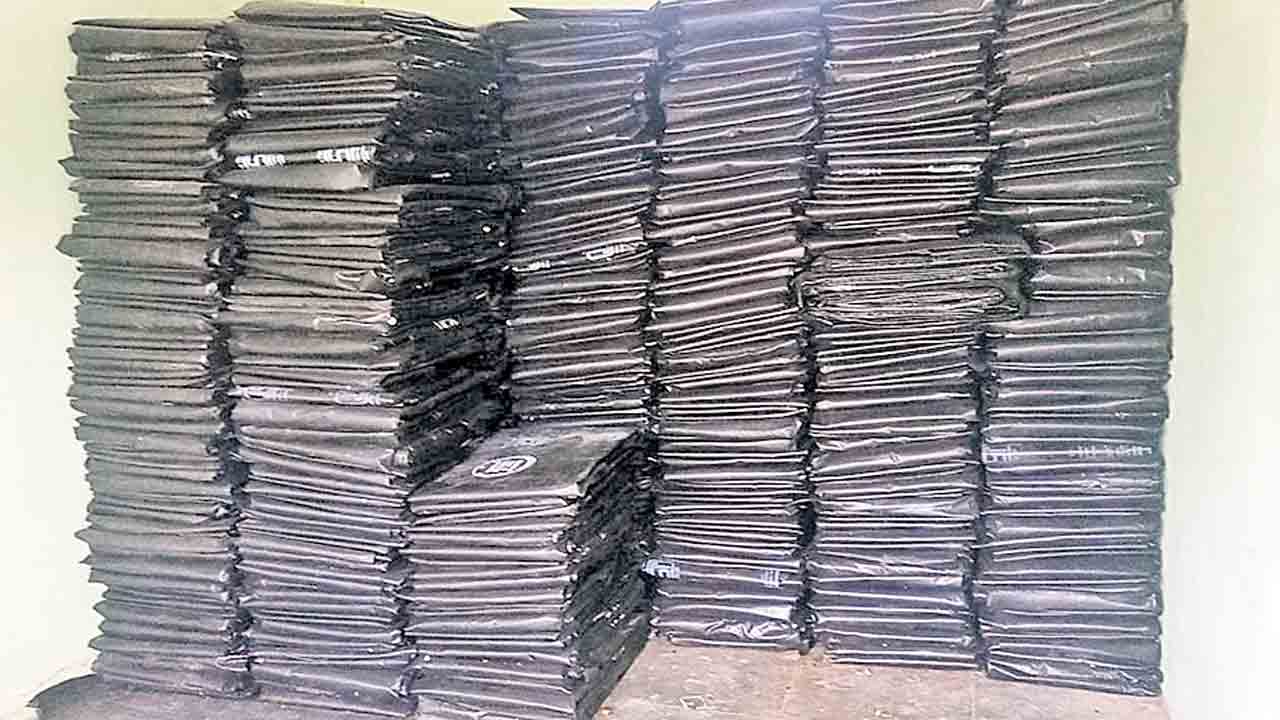 పక్కదారి పట్టిన టార్పాలిన్లు!