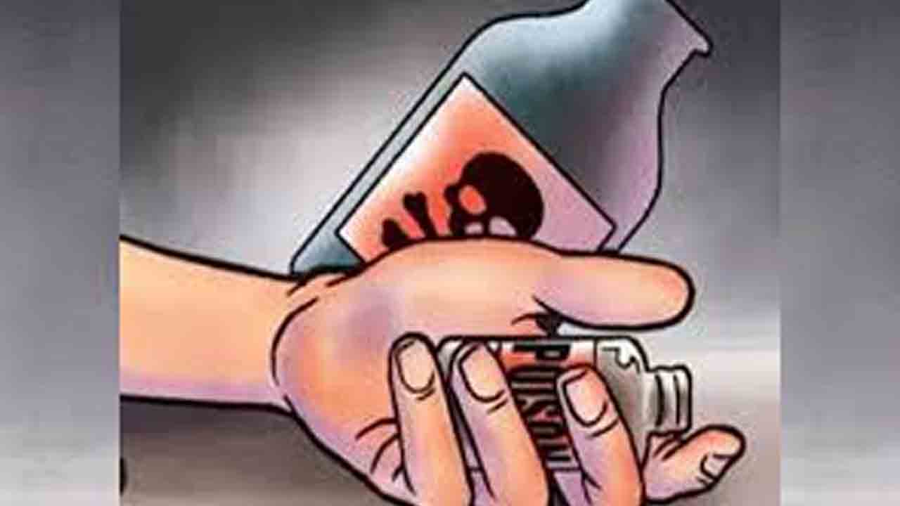 గురుకుల విద్యార్థిని ఆత్మహత్యాయత్నం