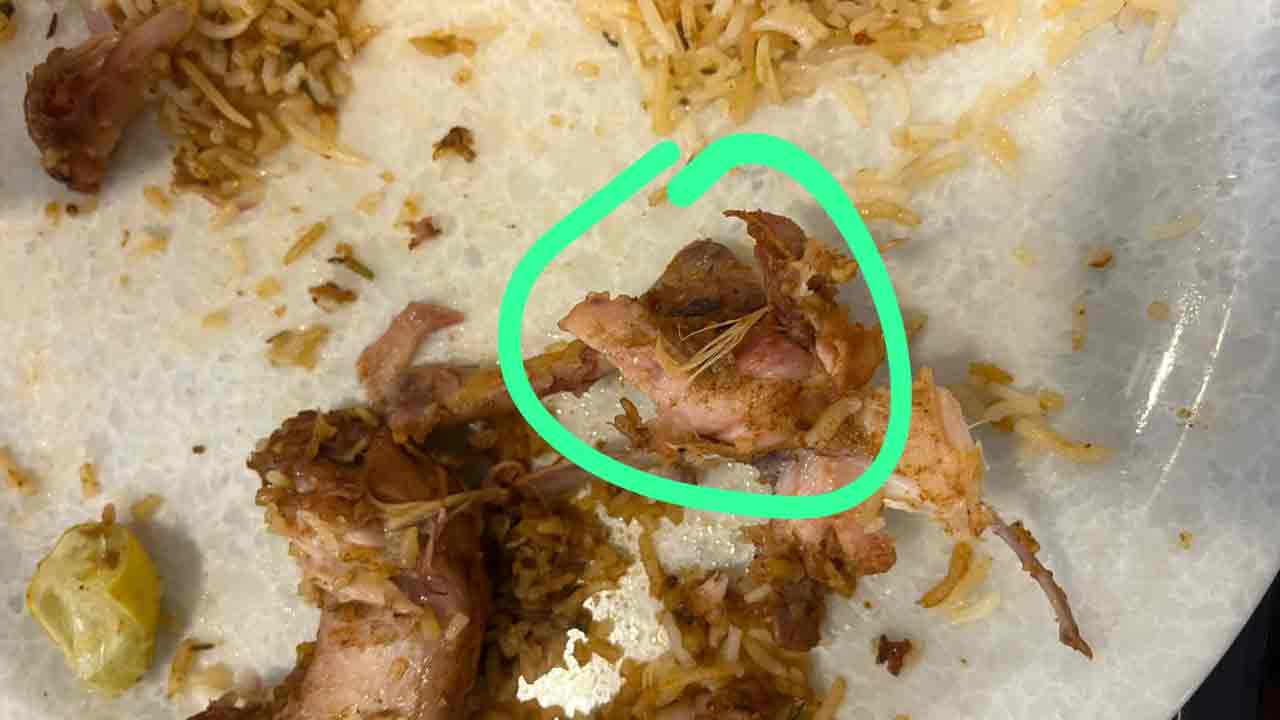 4 Chilis | 4 చిల్లీస్‌ రెస్టారెంట్‌ బిర్యానీలో కోడి ఈకలు.. కస్టమర్ల ఆందోళన