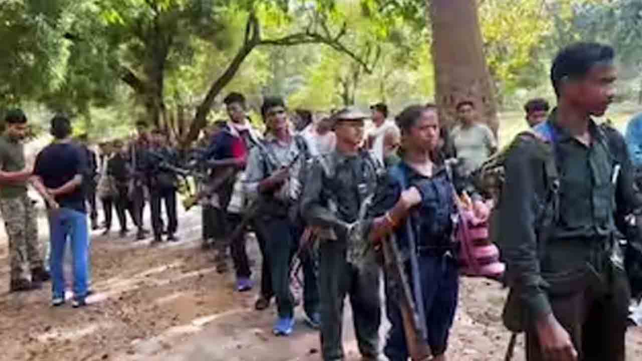 లొంగిపోయిన ఏడుగురు మావోయిస్టులు