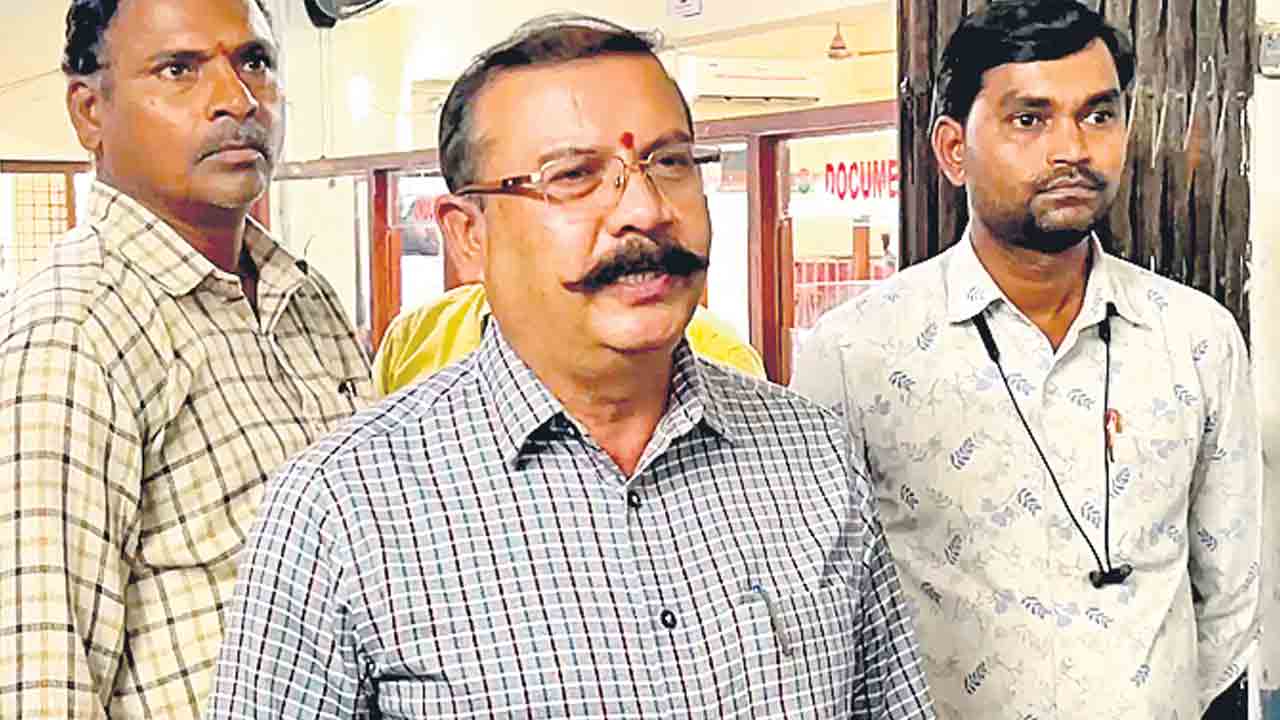 సబ్‌రిజిస్ట్రార్‌ ఆఫీస్‌లో ఏసీబీ తనిఖీలు