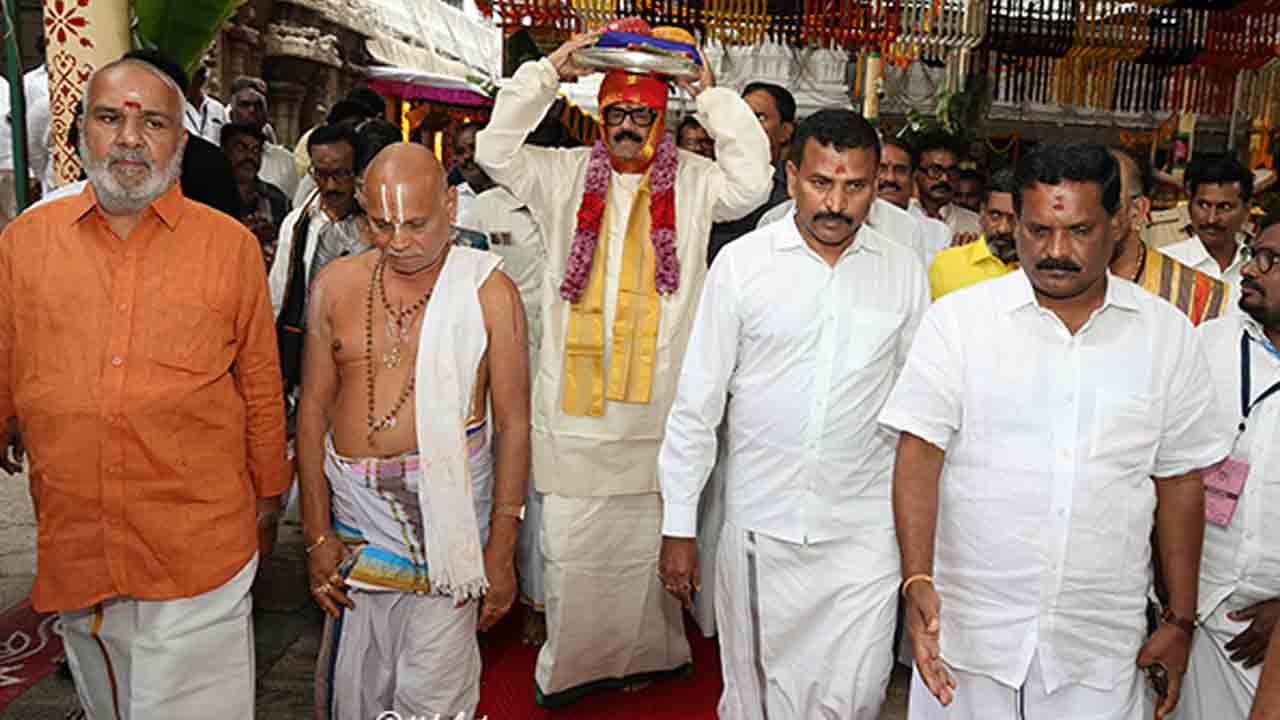 Minister Anam | పద్మావతి అమ్మవారికి పట్టువస్త్రాలు సమర్పించిన మంత్రి ఆనం