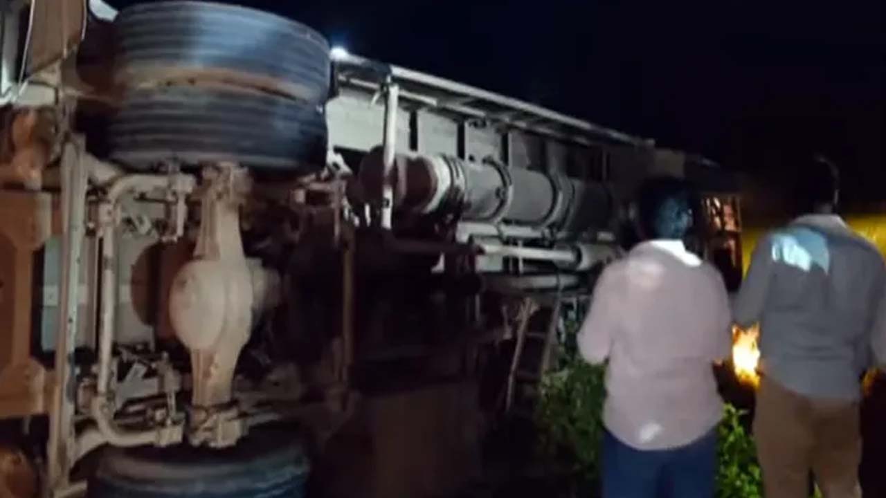 Road Accident | ఏలూరులో ప్రైవేట్‌ ట్రావెల్‌ బస్సు బోల్తా.. ఇద్దరు ప్రయాణికులు మృతి..!