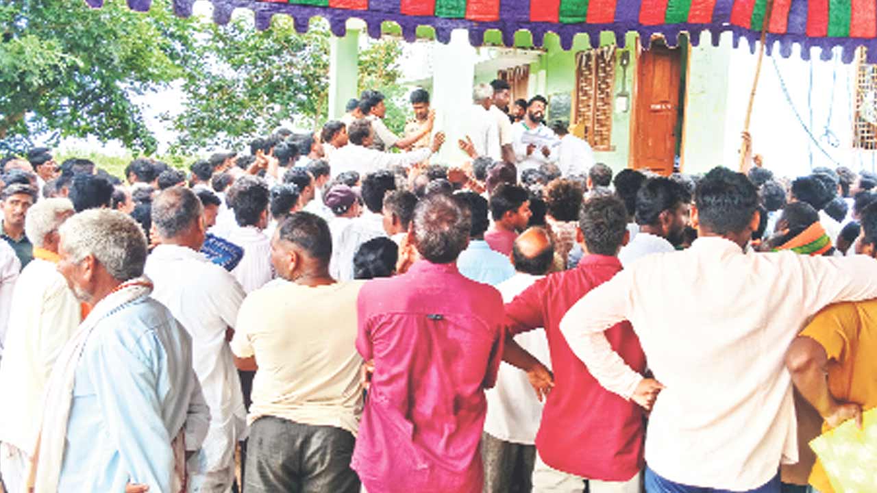 సోయా కొనుగోలు టోకెన్ల జారీలో తొక్కిసలాట