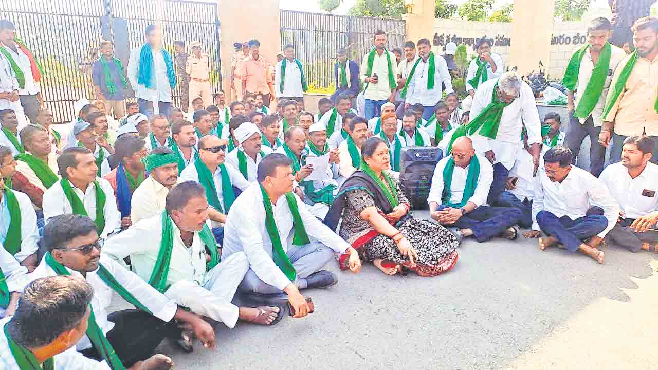 పత్తి కొనుగోళ్లలో ఆంక్షలపై కన్నెర్ర