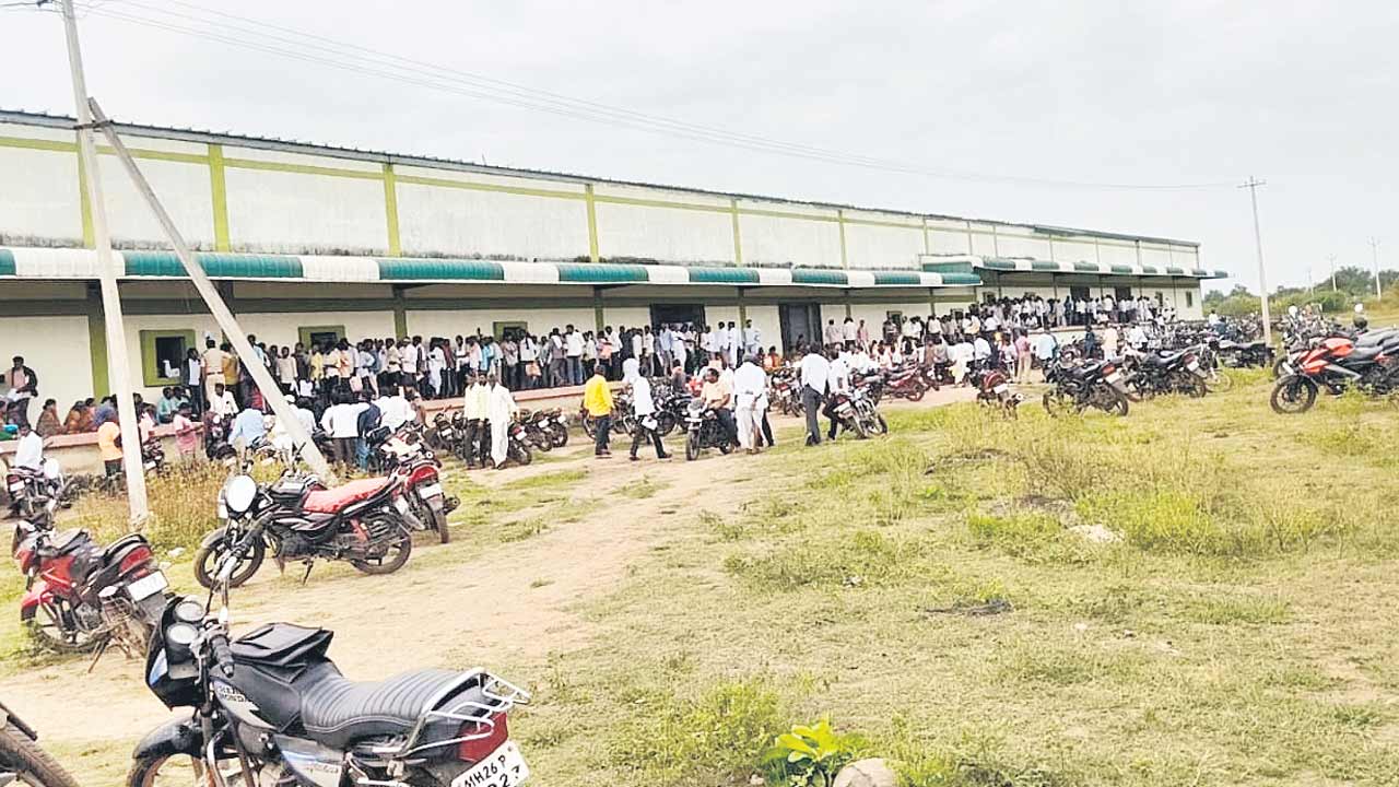 అర్ధరాత్రి నుంచే క్యూ