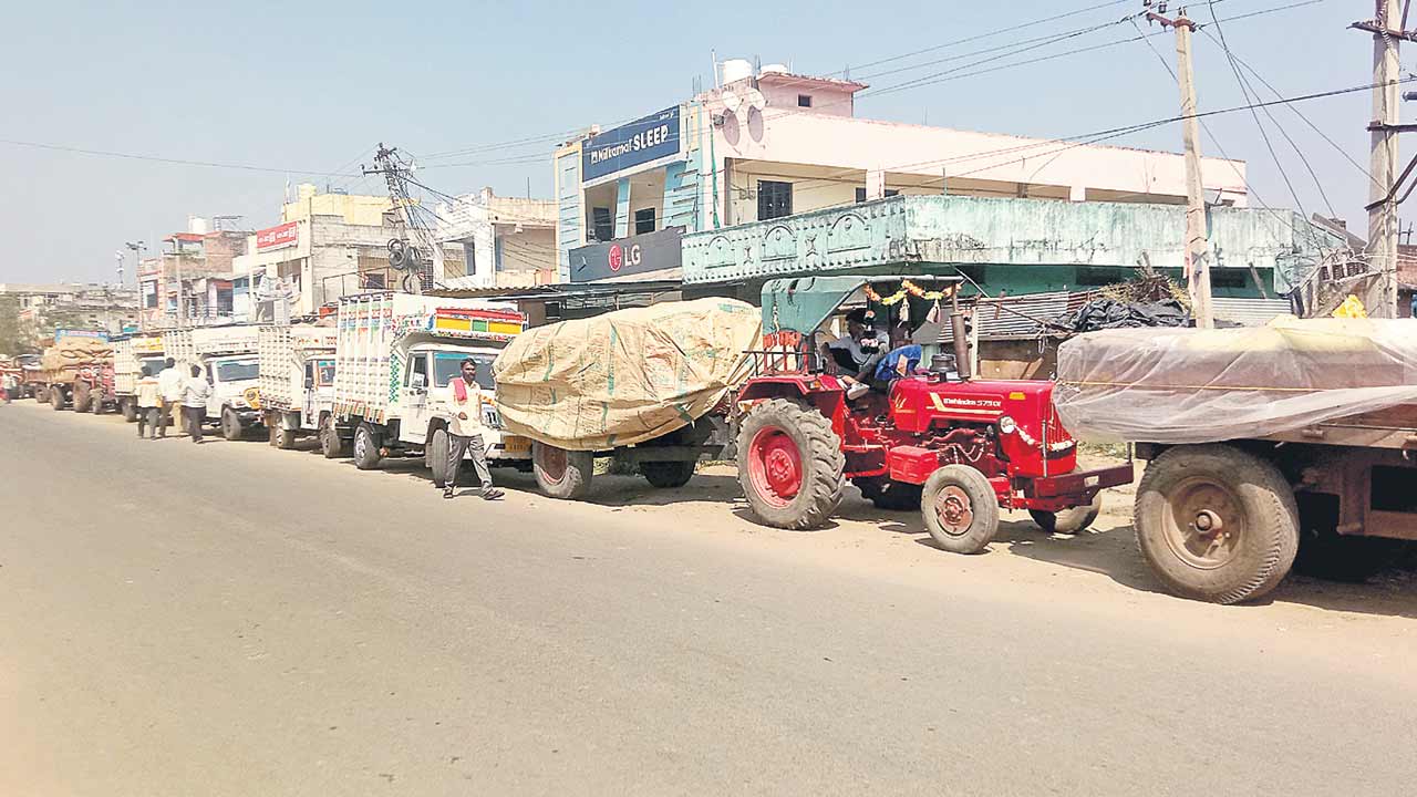 కిలోమీటర్ల మేర బారులు