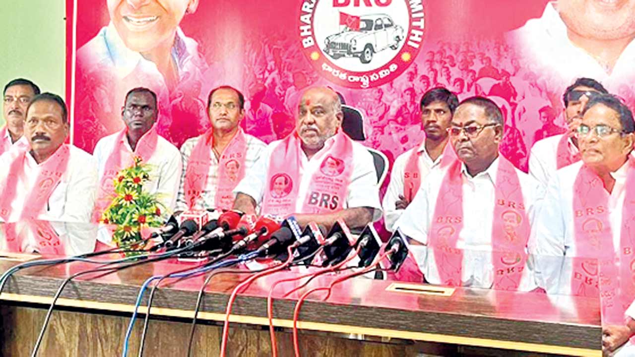 రైతుకు రూ.25 వేలు ఇవ్వాలి