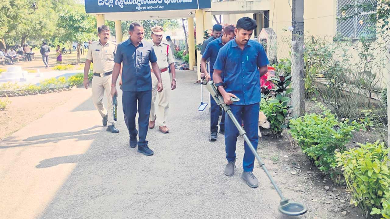 ముమ్మరంగా పోలీసుల తనిఖీలు