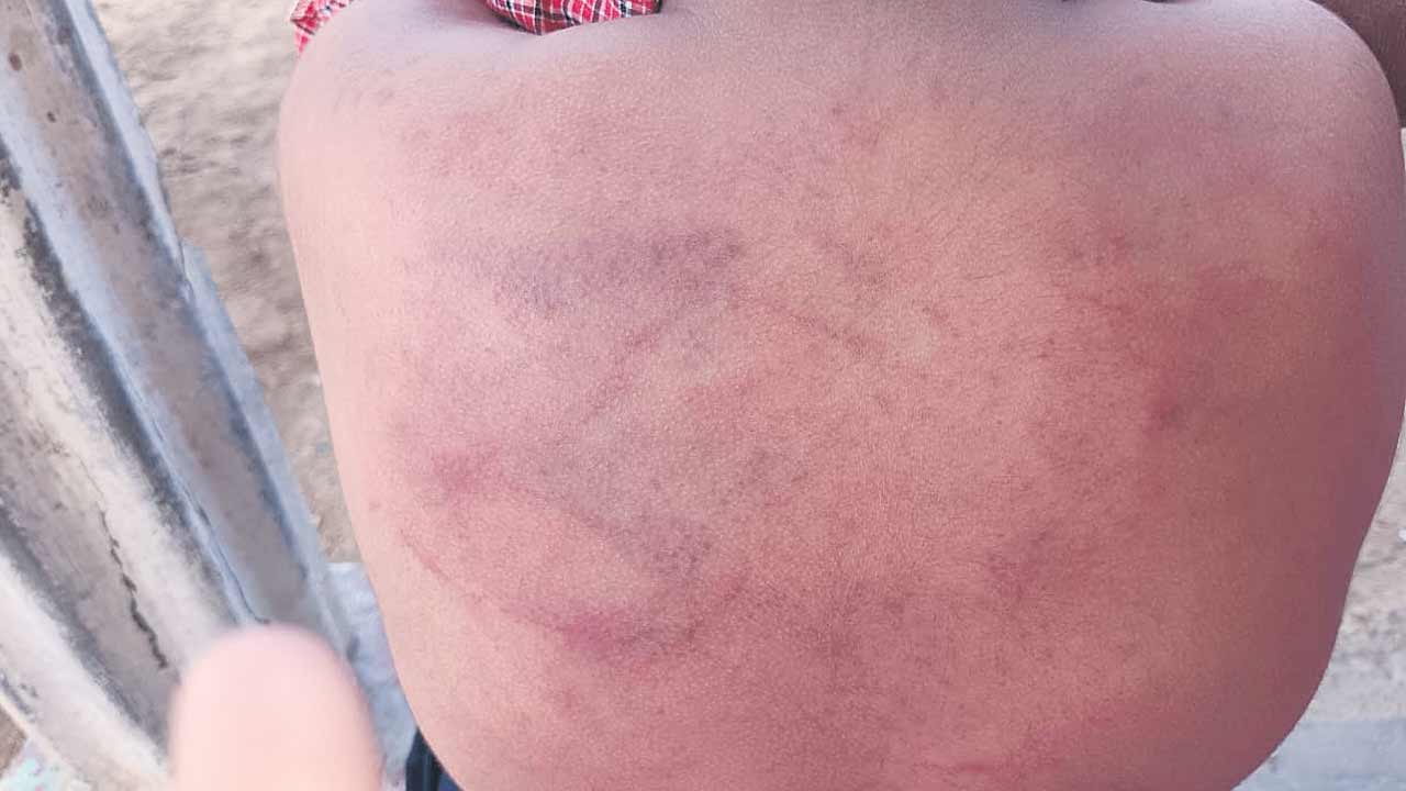 విద్యార్థినిని చితకబాదిన ప్రిన్సిపాల్‌