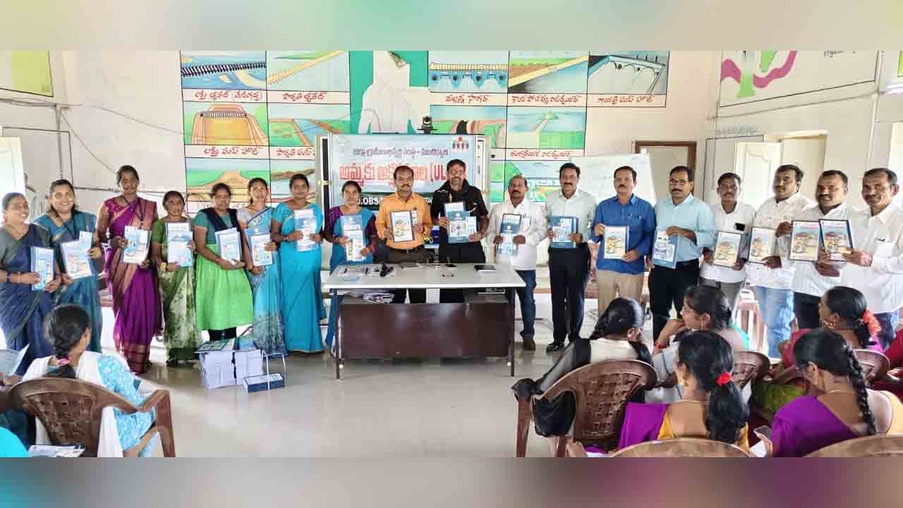 Purushottam Nayak | నిరక్షరాస్యులైన వయోజనులను అక్షరాస్యులుగా తీర్చిదిద్దాలి : పురుషోత్తం నాయక్