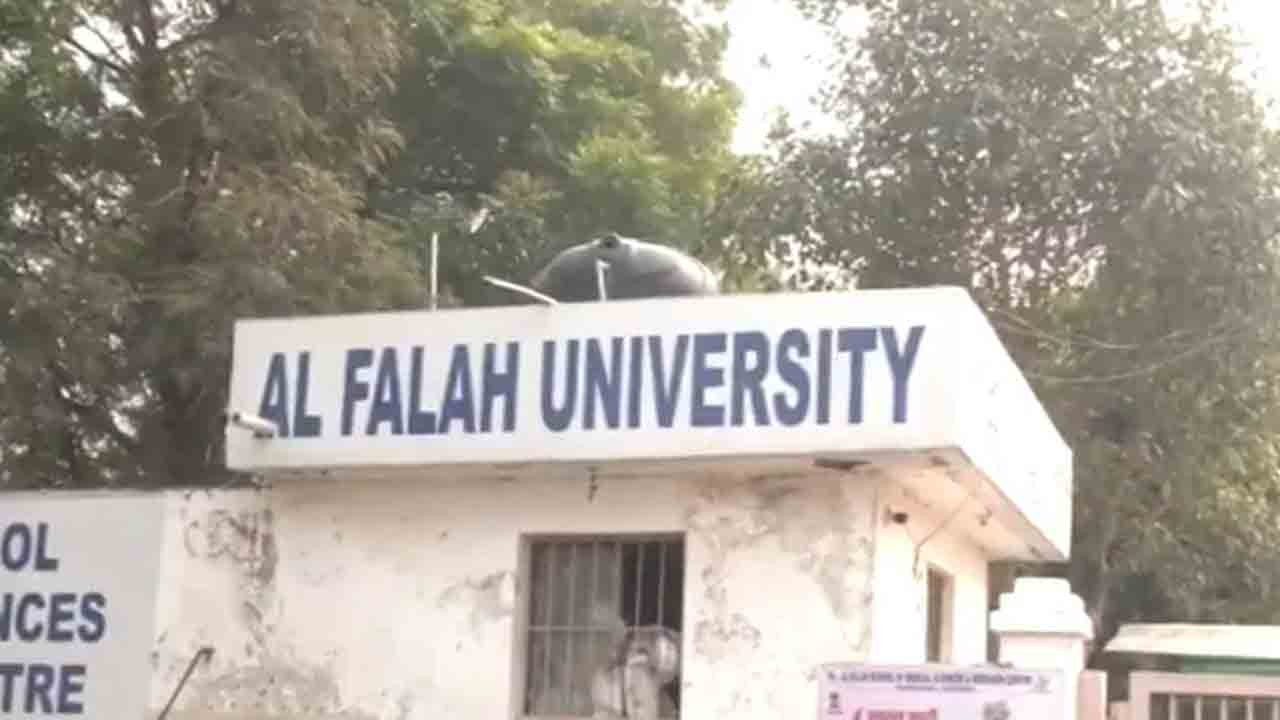 Delhi Blast | ఢిల్లీ పేలుడు.. అల్‌ ఫలాహ్‌ వర్సిటీ సహా 25 చోట్ల ఈడీ సోదాలు