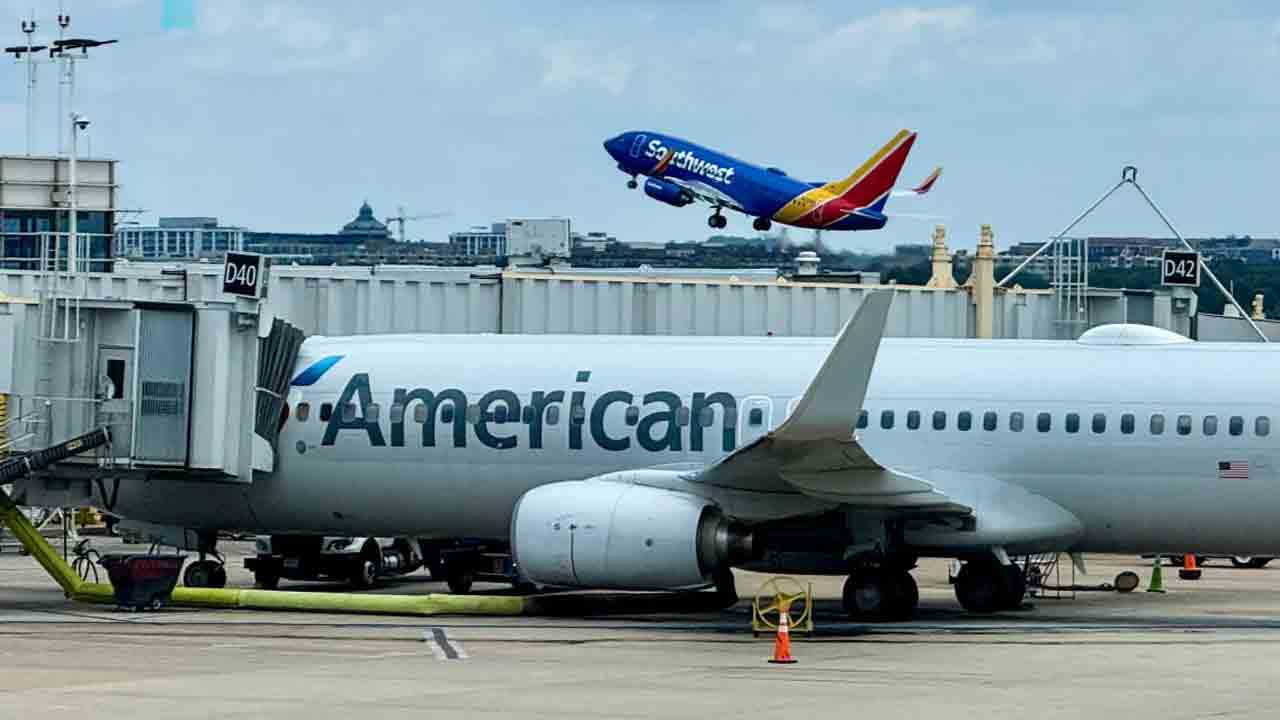 US air travel meltdown | విమానయాన రంగంపై షట్‌డౌన్‌ ఎఫెక్ట్‌.. ఒక్కరోజే 2,700 విమానాలు రద్దు