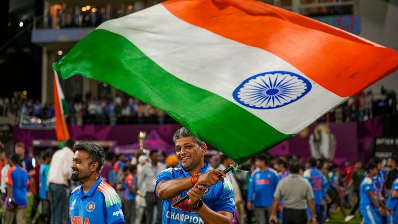 Amol Muzumdar: తెర వెనుక హీరో ‘అన్‌మోల్’ మొజందార్.. జాతీయ జ‌ట్టుకు ఆడ‌లేదు కానీ వ‌ర‌ల్డ్‌క‌ప్ తెచ్చిపెట్టాడు