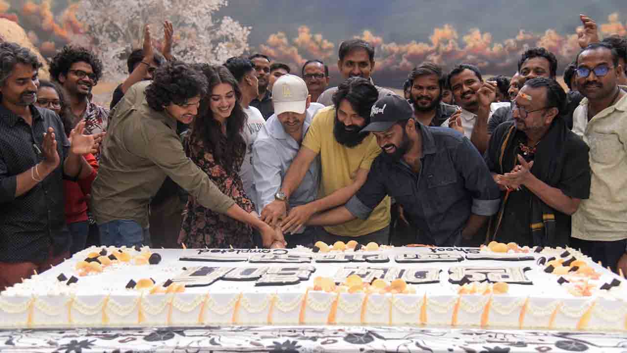 Andhra King Taluka | రామ్‌ ఫినిషింగ్‌ టచ్‌.. కేక్‌ కట్‌ చేసిన ఆంధ్ర కింగ్‌ తాలూకా టీం