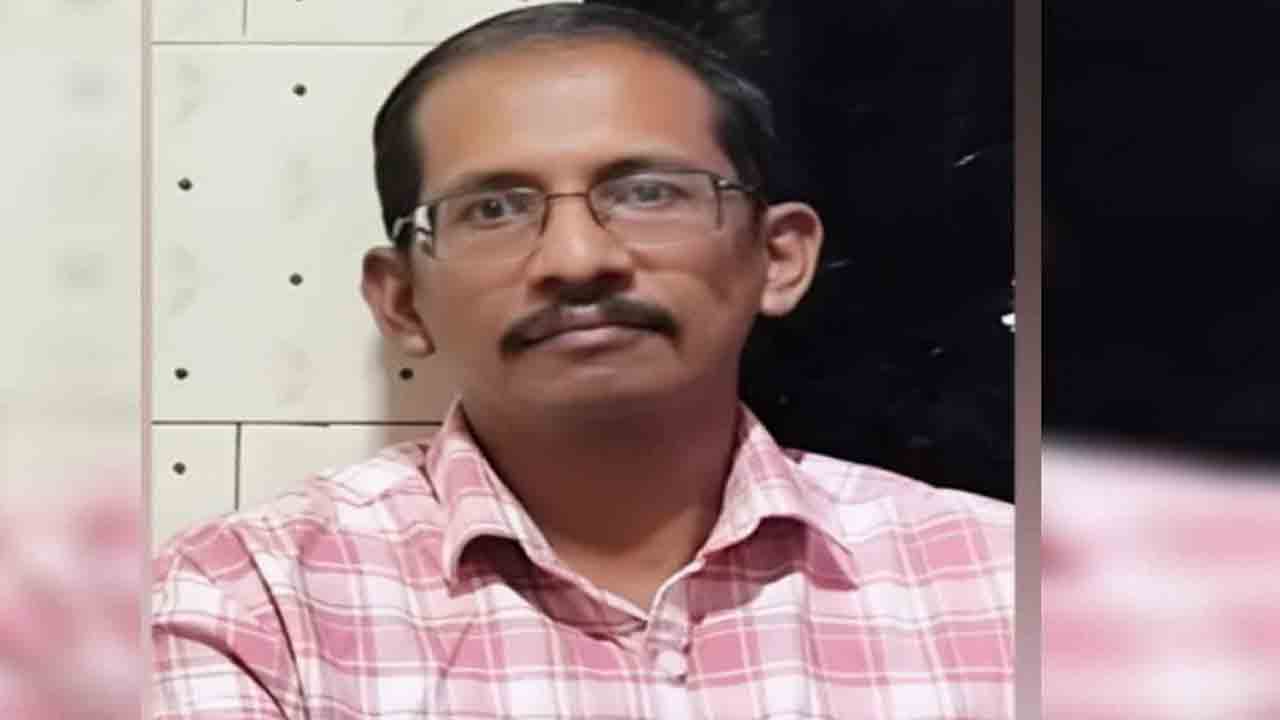 Booth Officers Boycott SIR Work | పని ఒత్తిడితో ఉద్యోగి ఆత్మహత్య.. ‘సర్‌’ విధులు బహిష్కరించిన బూత్ అధికారులు