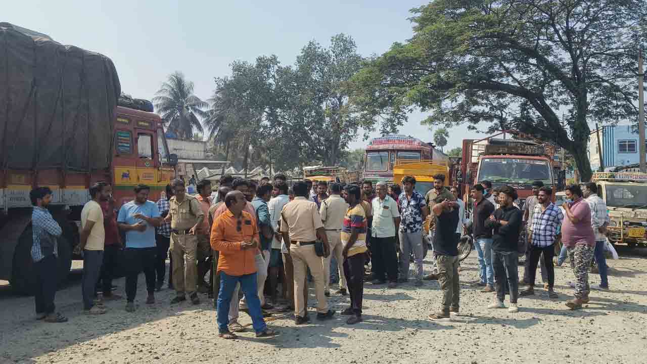 రోడ్డు విస్తరణ పనులు పూర్తి చేయండి