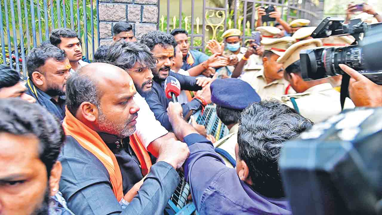 డీజీపీ ఆఫీస్‌ ముందు అయ్యప్ప స్వాములు, హిందూ సంఘాల ధర్నా