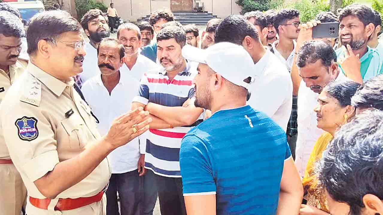 మా కుమారుడిది ముమ్మాటికి హత్యే