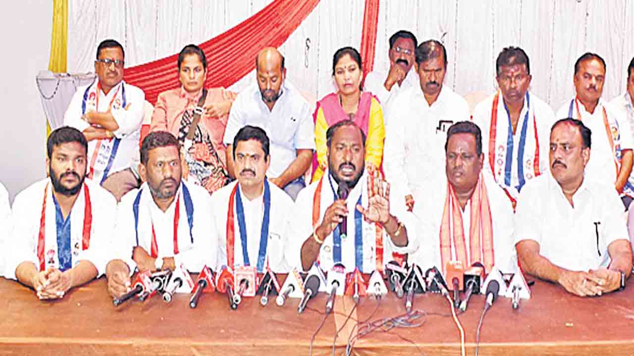 బీసీలకు బిచ్చమేస్తున్నారా?.. తెలంగాణ బీసీ సంఘాల జేఏసీ చైర్మన్‌ వెంకటేశం గౌడ్‌