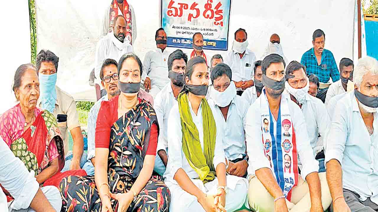 బీసీ రిజర్వేషన్ల కోసం మౌనదీక్ష.. కరీంనగర్‌ జిల్లాల్లో బీసీ నేతల నిరసన