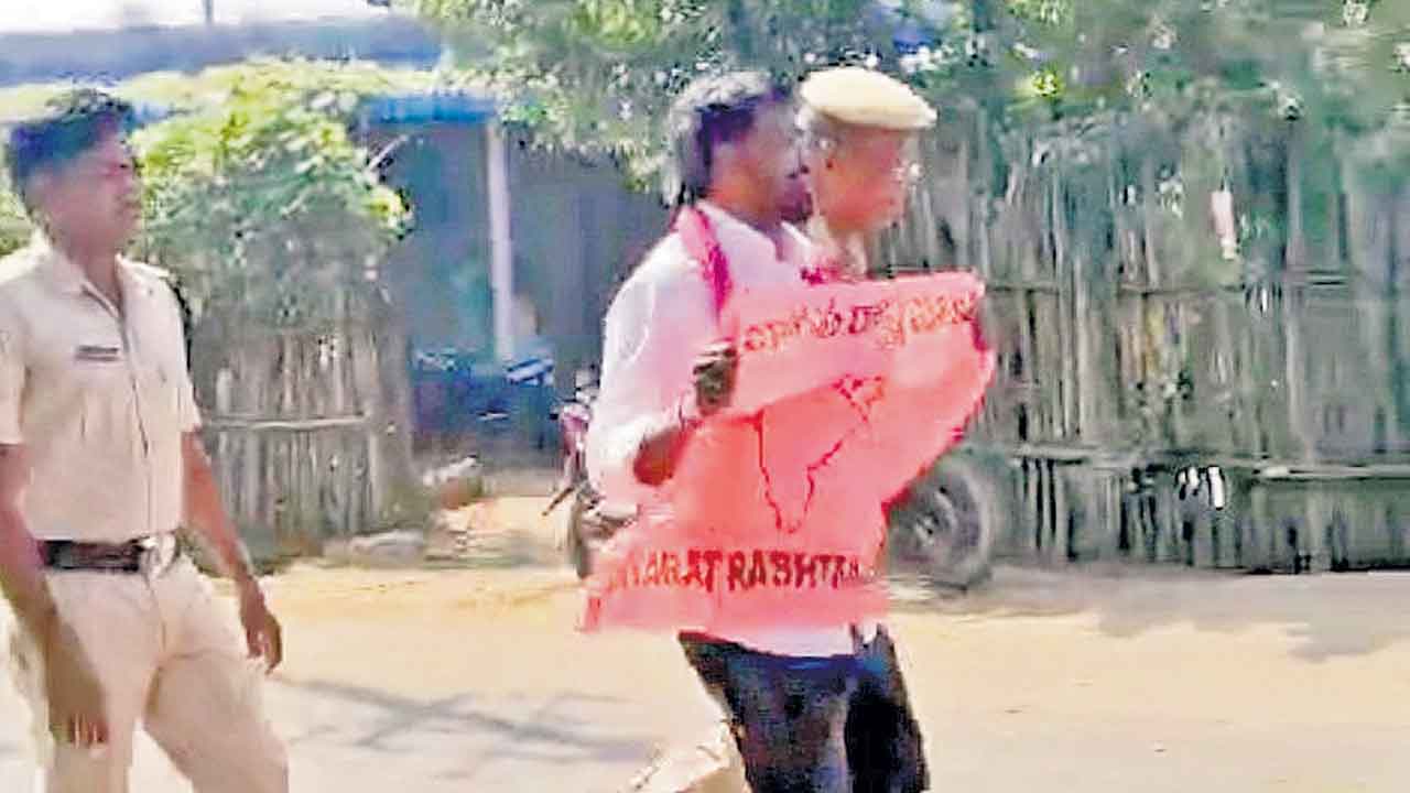 మా ఎమ్మెల్యేకు స్వాగతం పలుకనివ్వరా..?