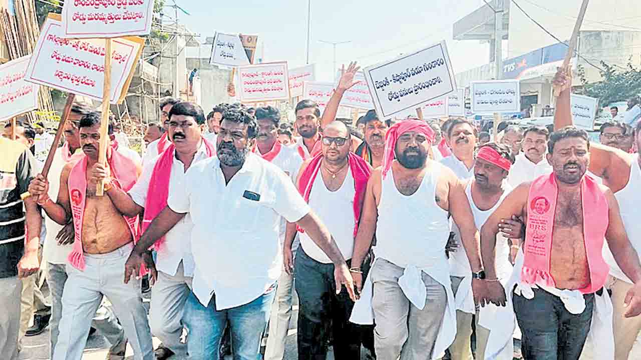 రోడ్డెక్కిన బీఆర్‌ఎస్‌ రోడ్లను బాగుచేయాలని ర్యాలీ, అర్ధనగ్న ప్రదర్శన