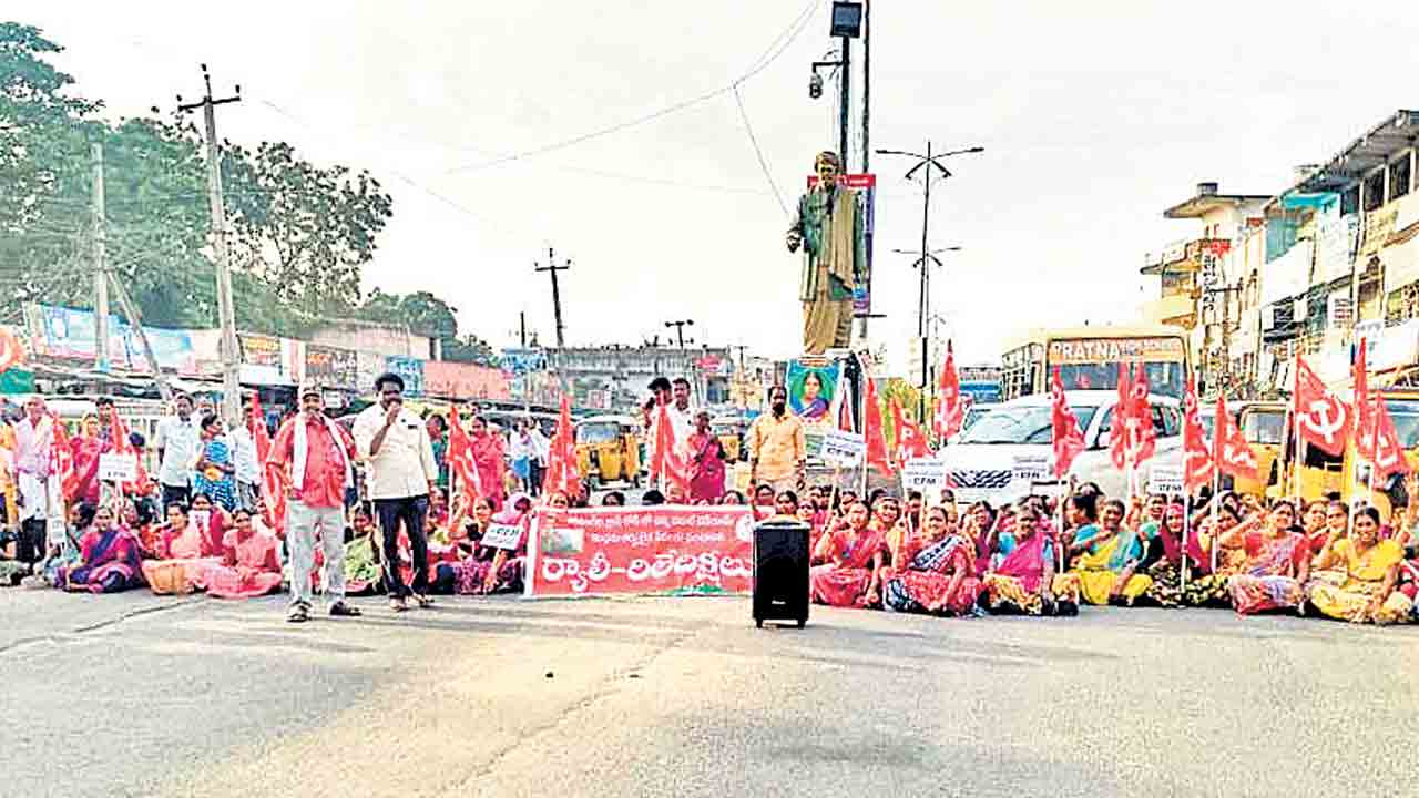 అర్హులకు డబుల్‌ ఇండ్లు పంపిణీ చేయాలి.. సీపీఎం ఆధ్వర్యంలో తొర్రూరు బస్టాండ్‌ సెంటర్‌లో పేదల ఆందోళన