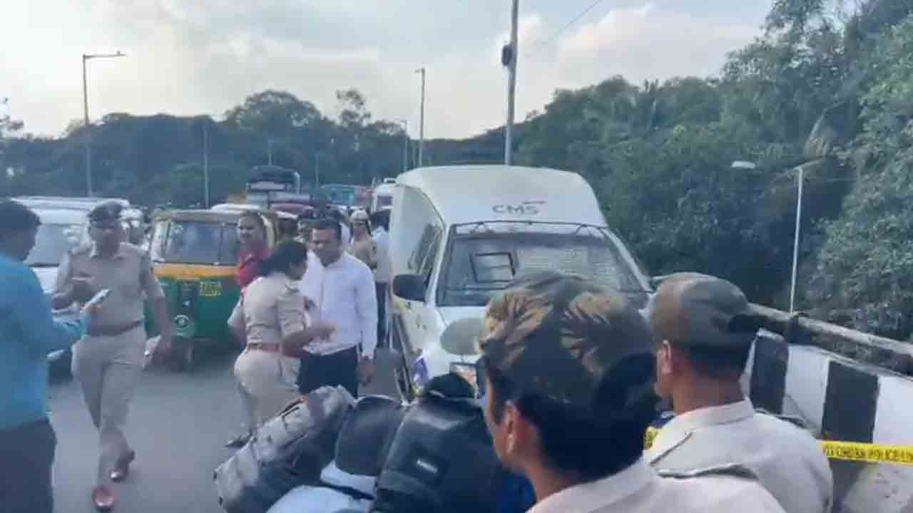 Bengaluru cash van loot | ప్రభుత్వ అధికారులుగా పేర్కొని.. క్యాష్‌ వ్యాన్‌ నుంచి రూ.7   కోట్లు లూటీ