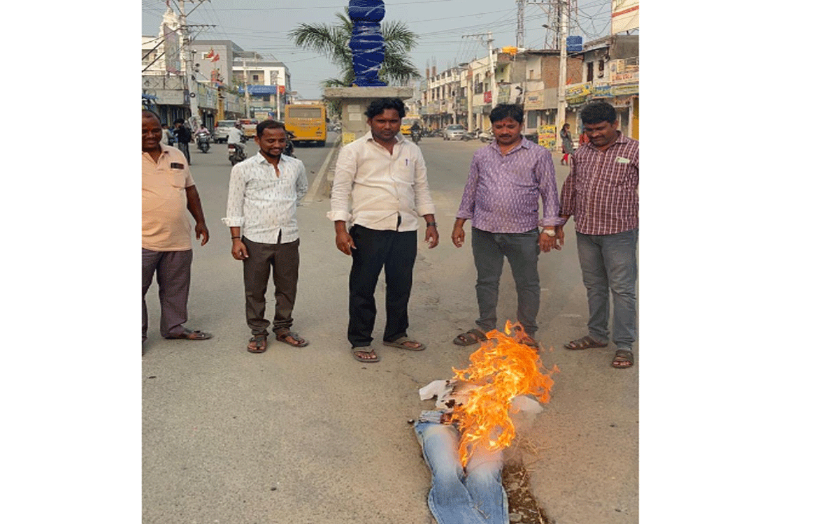 Bhoodan Pochampally : 'బీసీల‌కు ప‌ద‌వులిస్తే జీర్ణించుకోలేని మంత్రి కోమ‌టిరెడ్డి'