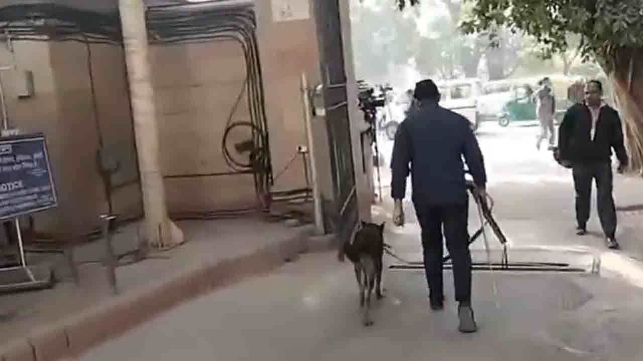 Bomb threat | ఢిల్లీలో కలకలం.. కోర్టులు, పాఠశాలలకు బాంబు బెదిరింపులు.. పోలీసులు అలర్ట్‌