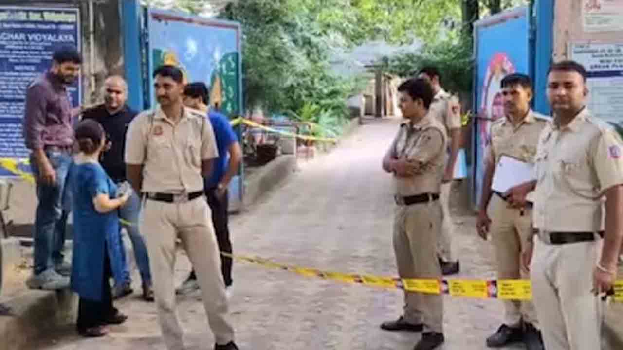 Bomb Threat | ఢిల్లీలో మరోసారి బాంబు బెదిరింపులు కలకలం