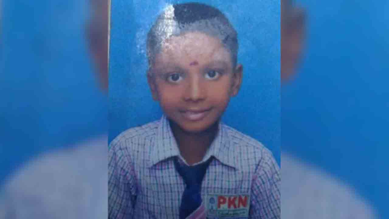 Boy Trapped In Car Dies | ఆడుకుంటూ కారులో చిక్కుకున్న బాలుడు.. రెండు రోజుల   తర్వాత మృతదేహం గుర్తింపు