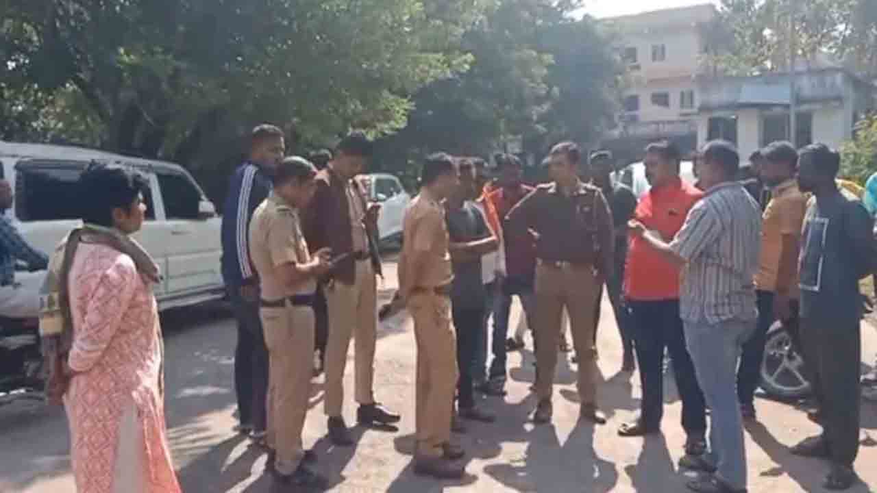 Girl Jumps Off School Building | స్కూల్‌ బిల్డింగ్‌ పైనుంచి దూకి.. విద్యార్థిని   ఆత్మహత్య