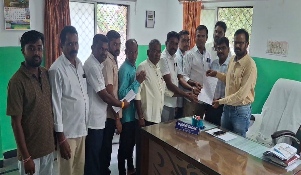 Nandi Medaram | నంది మేడారంలో బీఆర్ఎస్ గద్దె పక్కన నిర్మించిన శిలాఫలకం గోడను తొలగించాలి