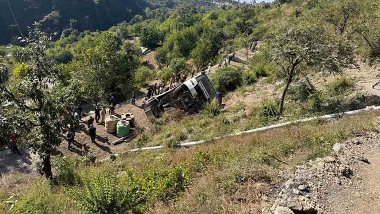 Bus Accident | లోయలో పడిన బస్సు.. ఐదుగురు మృతి