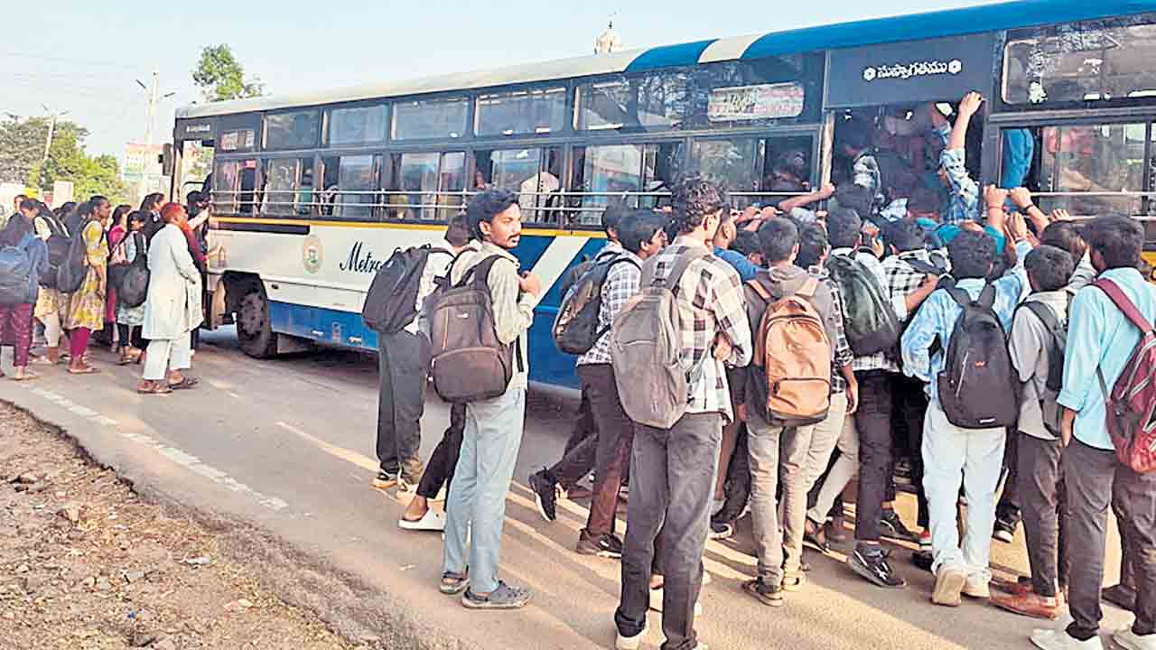 పడిగాపులు పడుతున్నా పట్టించుకోరా..?