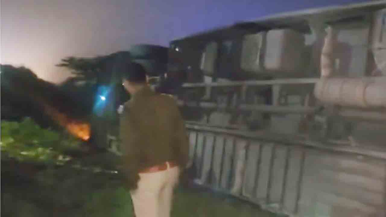 Bus Accident | స్లీపర్‌ బస్సు బోల్తా.. 20 మందికి గాయాలు