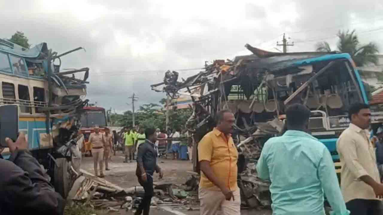 Two Buses Collide | రెండు బస్సులు ఢీ.. ఎనిమిది మంది మృతి