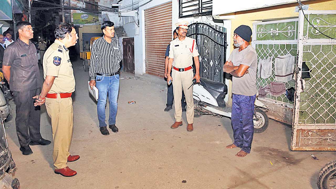 అర్ధరాత్రి రౌడీషీటర్ల ఇండ్లకు సీపీ