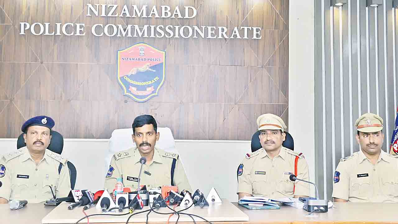 లాభాల పేరిట రూ.కోటిన్నర లూటీ