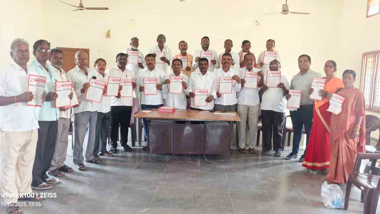 CPI | కార్పొరేట్ సంస్థలకు కొమ్ముకాస్తున్న కేంద్రం.. సీపీఐ ప్రచార జాత కరపత్ర ఆవిష్కరణలో సీపీఐ నాయకులు