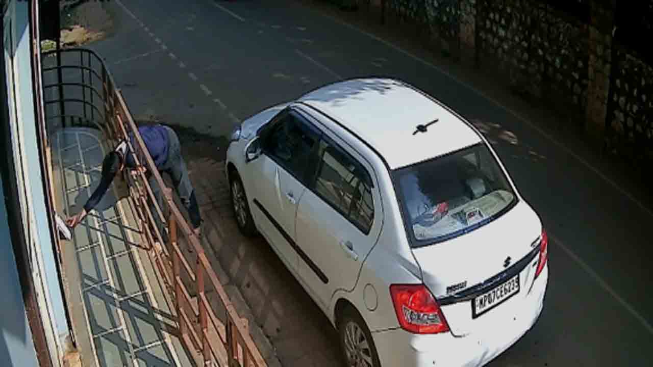 Watch: ఖరీదైన కారులో వచ్చి.. వార్తాపత్రికను దొంగిలించిన వ్యక్తి