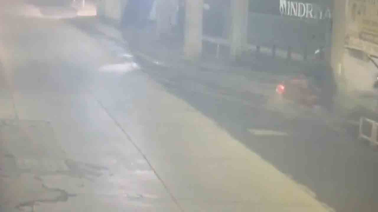 Watch: అదుపుతప్పి రౌండ్‌ తిరిగి మెట్రో పిల్లర్‌ను ఢీకొట్టిన కారు.. ఇద్దరు యువకులు మృతి