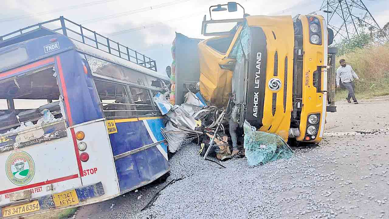 చేవెళ్ల వద్ద ఘోర దుర్ఘటన.. ఆర్టీసీ బస్సును ఢీకొట్టిన టిప్పర్‌.. 19 మంది దుర్మరణం