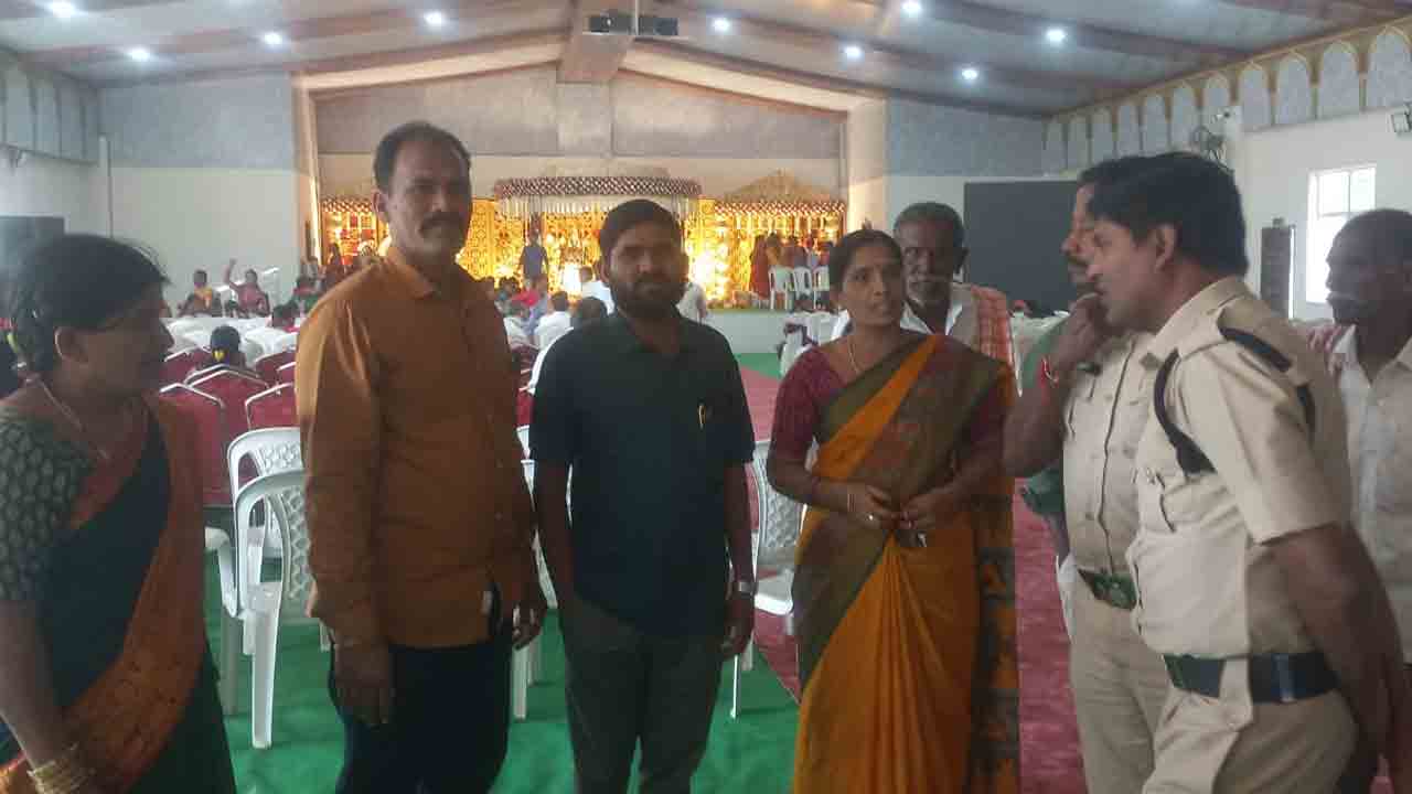 Child Marriage | క్లాసిక్ గార్డెన్‌లో వివాహం.. అడ్డుకున్న అధికారులు