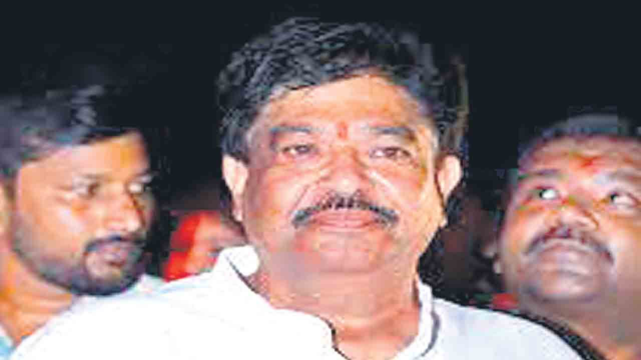 సైగ చేస్తే కౌశిక్‌రెడ్డిని పక్కనున్నోళ్లే కొడ్తరు